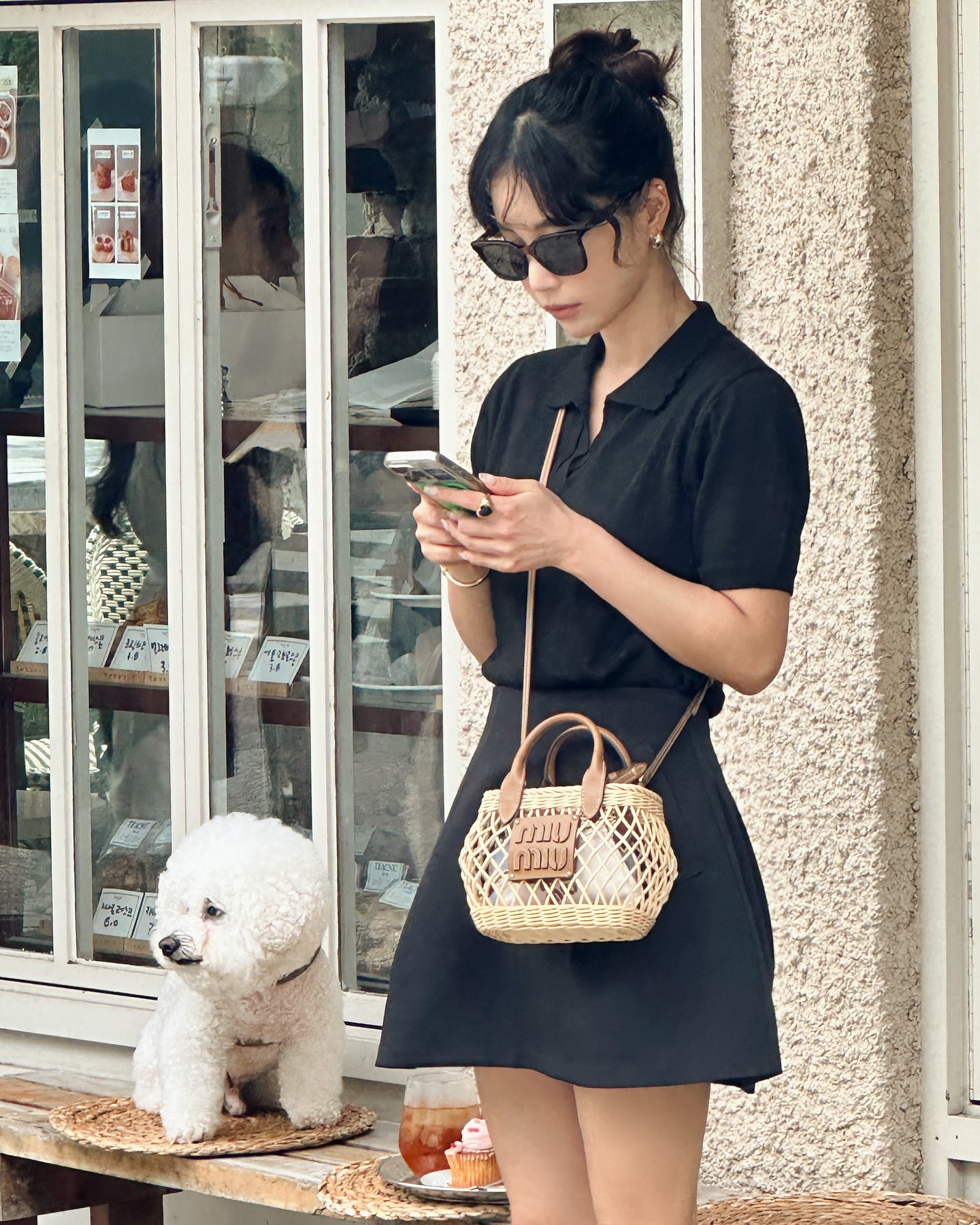Phụ nữ trên 40 tuổi mặc trang phục tối màu không sợ già, chỉ sang chảnh trở lên nhờ 10 cách phối đồ - Ảnh 7.