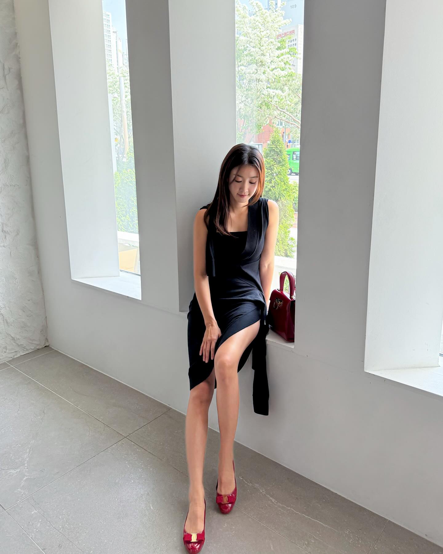 Phụ nữ trên 40 tuổi mặc trang phục tối màu không sợ già, chỉ sang chảnh trở lên nhờ 10 cách phối đồ - Ảnh 3.