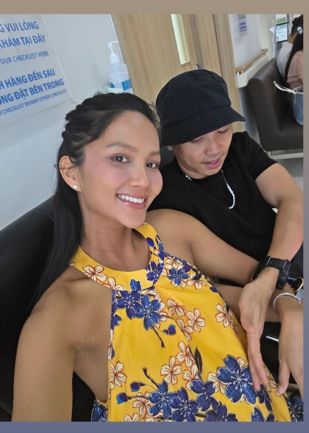 H'Hen Niê khiến dân mạng tò mò vì câu chuyện “con trốn mỗi lần đi khám” - Ảnh 1. H'Hen Niê khiến dân mạng tò mò vì câu chuyện “con trốn mỗi lần đi khám” - Ảnh 1.