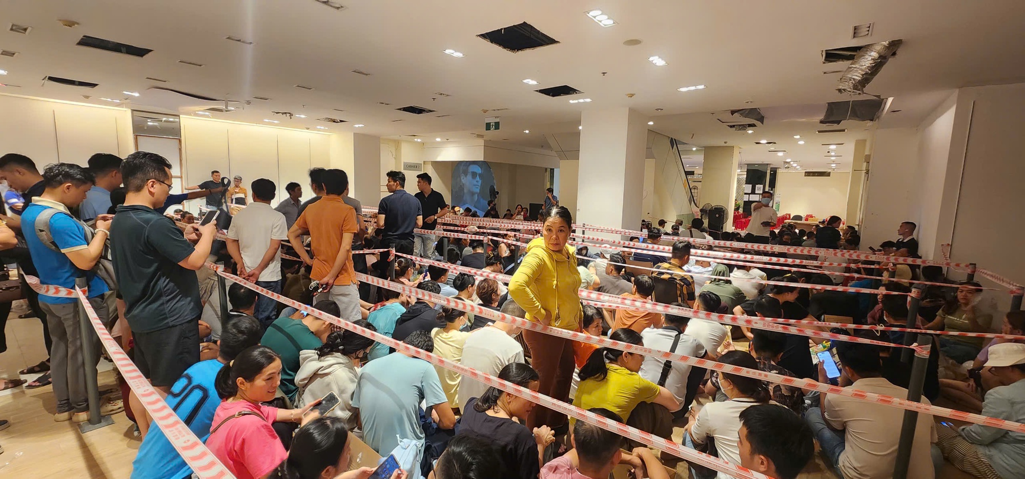 Thức trắng đêm xếp hàng, đánh nhau để giành suất nộp hồ sơ mua nhà ở xã hội - Ảnh 1. Clip: Vạ vật xếp hàng nộp hồ sơ mua nhà ở xã hội An Trung 2 - Ảnh 1.