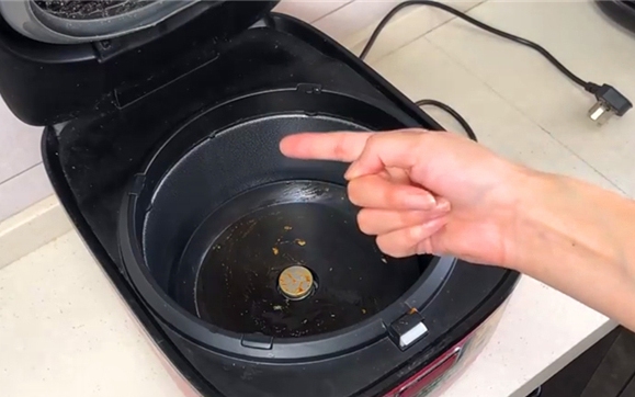 Muỗi bay v&agrave;o mắt, người đ&agrave;n &ocirc;ng su&yacute;t m&ugrave; 1 b&ecirc;n mắt: B&aacute;c sĩ cảnh b&aacute;o sai lầm nhiều người mắc phải - Ảnh 3.