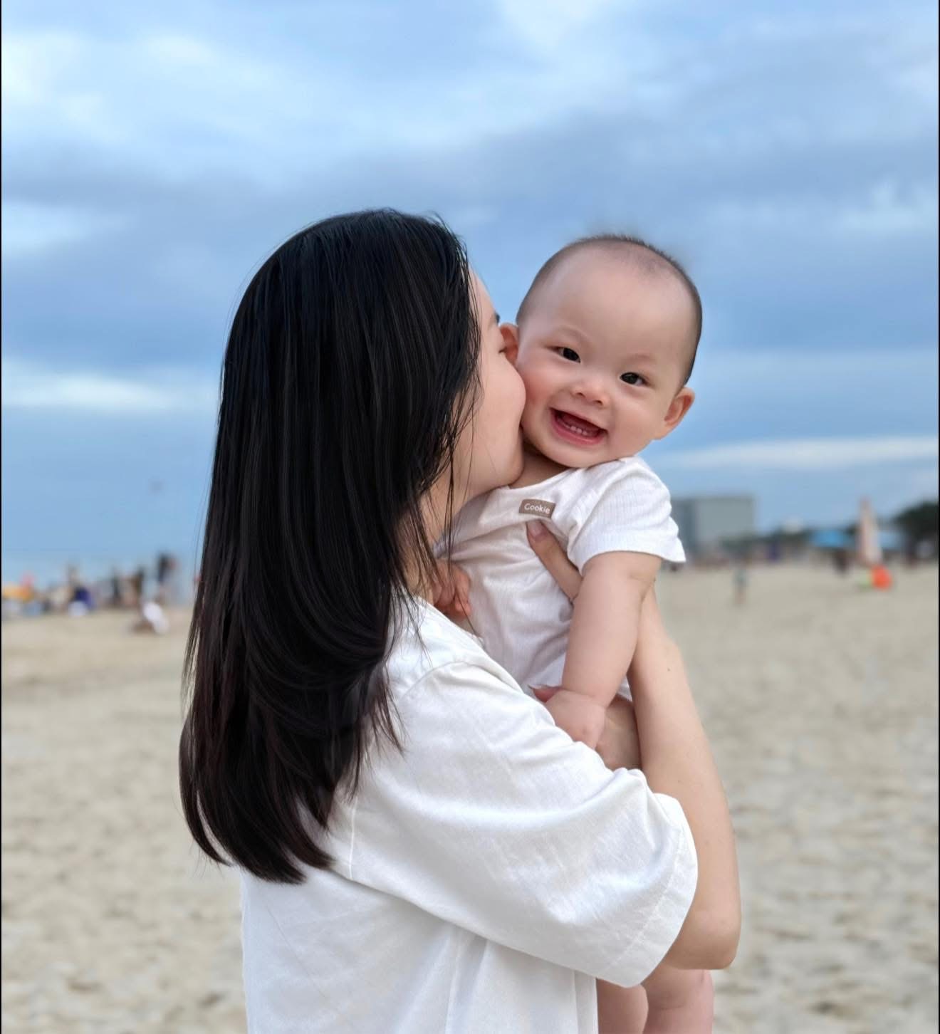 Mới 9 tháng tuổi đã vi vu Đà Nẵng nghỉ hè hơn tháng, quý tử nhà Ly Kute gây sốt vì quá dễ thương- Ảnh 2. Mới 9 tháng tuổi đã vi vu Đà Nẵng nghỉ hè hơn tháng, quý tử nhà Ly Kute gây sốt vì quá dễ thương- Ảnh 2.