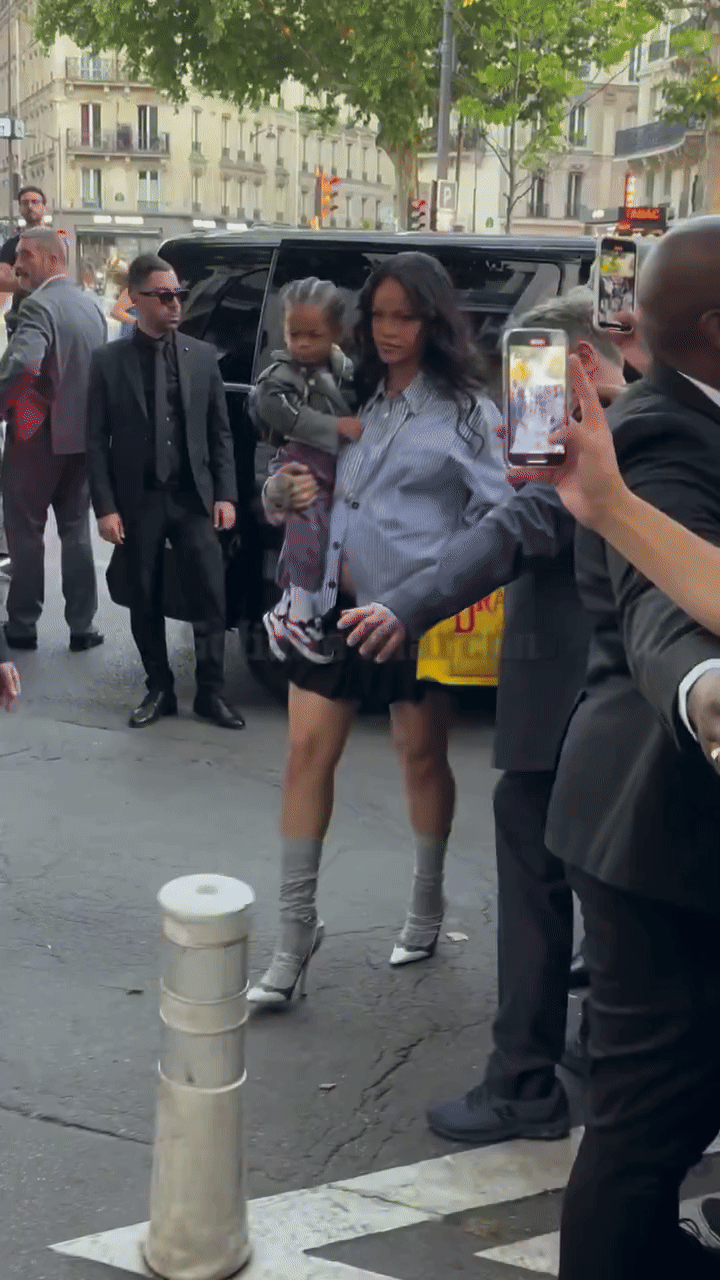 Rihanna cầm túi gây tranh cãi- Ảnh 1. Rihanna cầm túi gây tranh cãi- Ảnh 1.