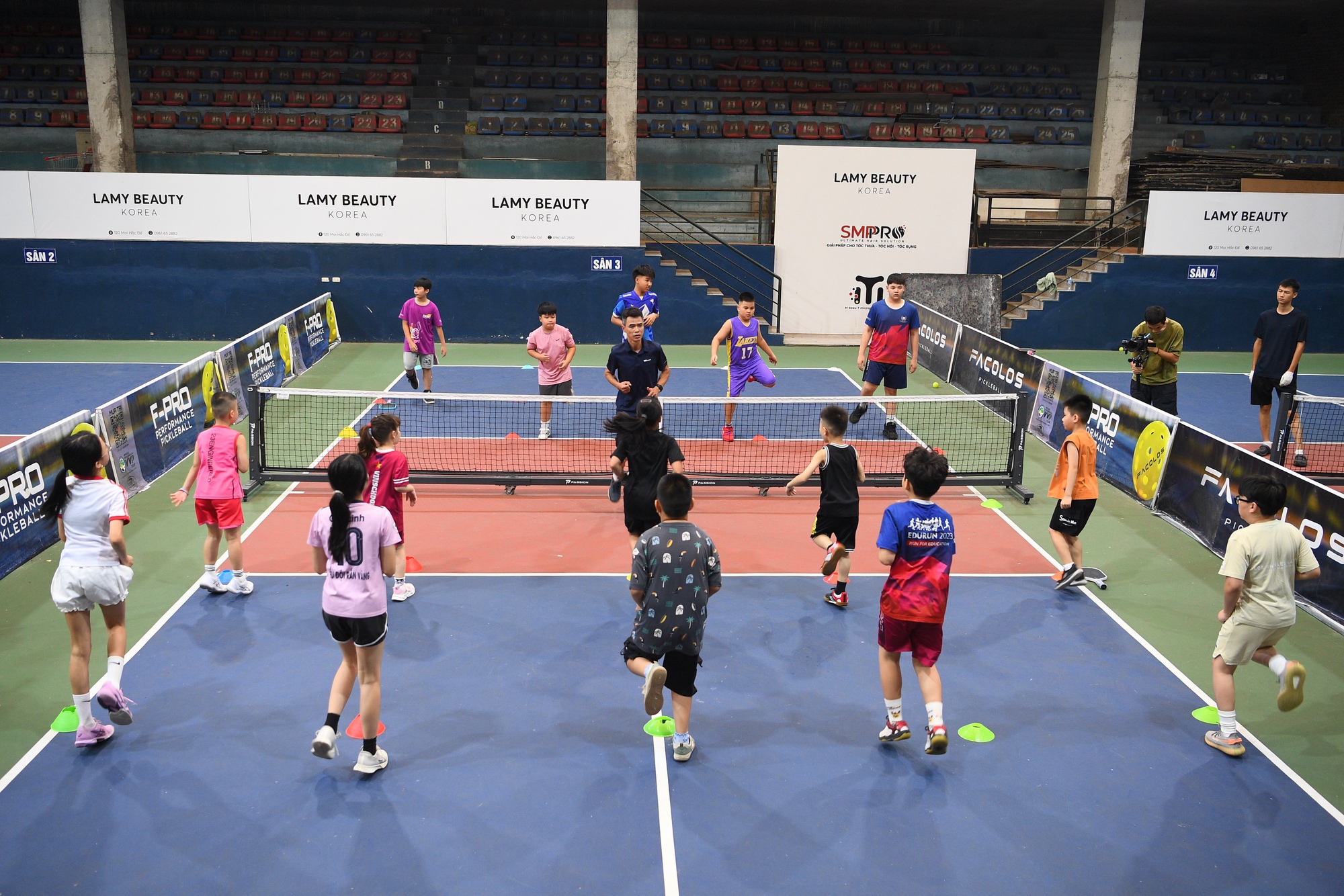 “Khối nghỉ hè” đầm đìa mồ hôi trên sân pickleball: HLV hụt hơi, phụ huynh chi tiền triệu - Ảnh 3.