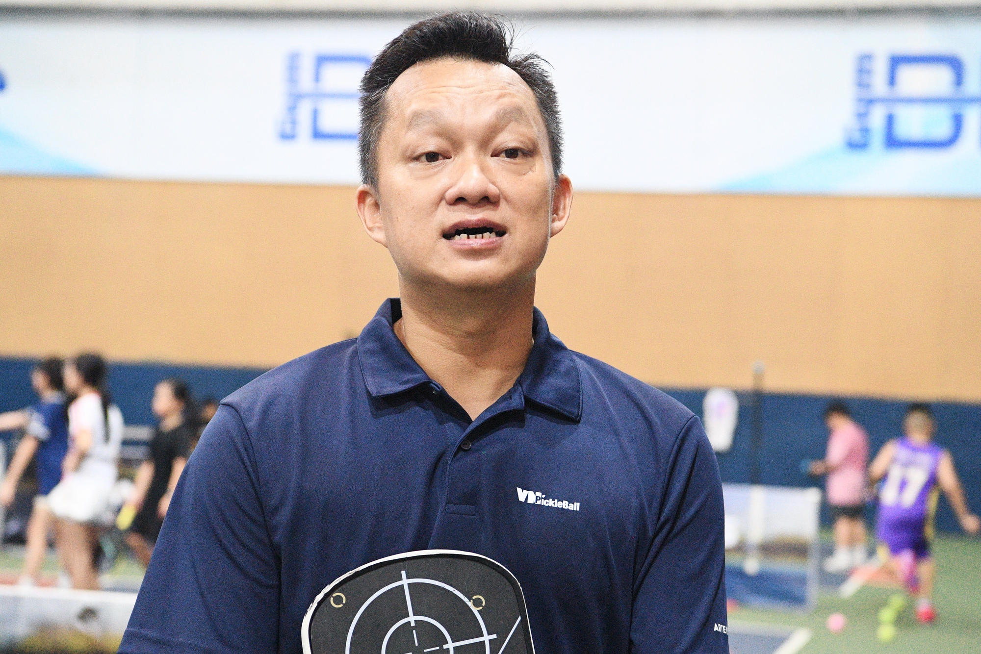 “Khối nghỉ hè” đầm đìa mồ hôi trên sân pickleball: HLV hụt hơi, phụ huynh chi tiền triệu - Ảnh 1.