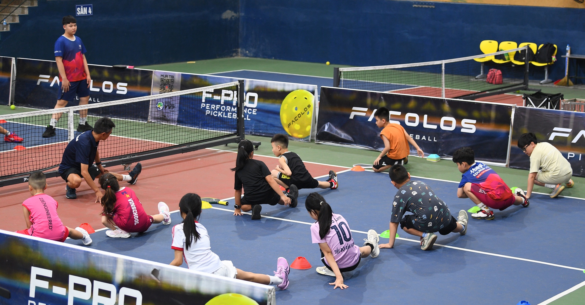 “Khối nghỉ hè” đầm đìa mồ hôi trên sân pickleball: HLV hụt hơi, phụ huynh chi tiền triệu - Ảnh 8.