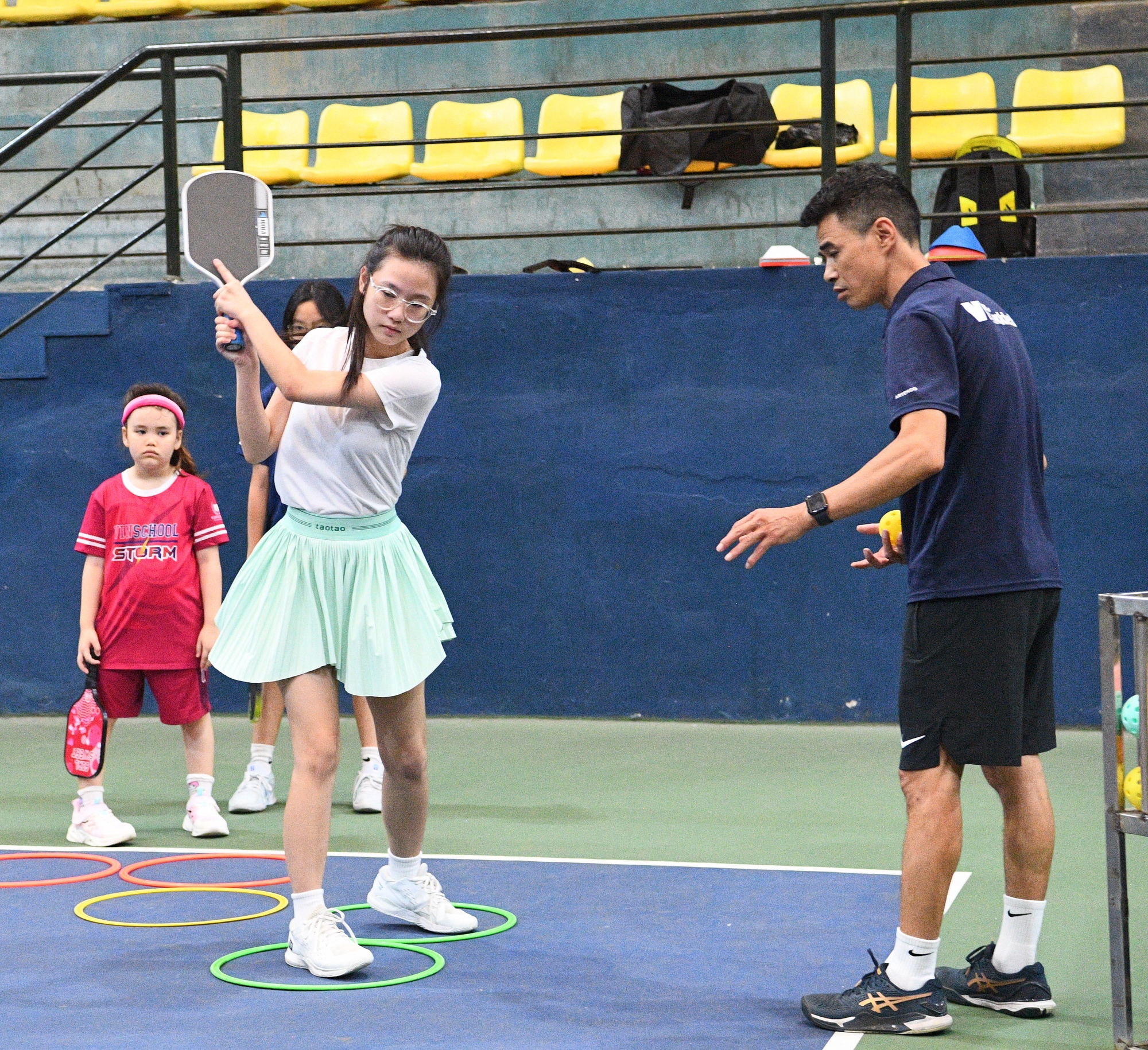 “Khối nghỉ hè” đầm đìa mồ hôi trên sân pickleball: HLV hụt hơi, phụ huynh chi tiền triệu - Ảnh 7.