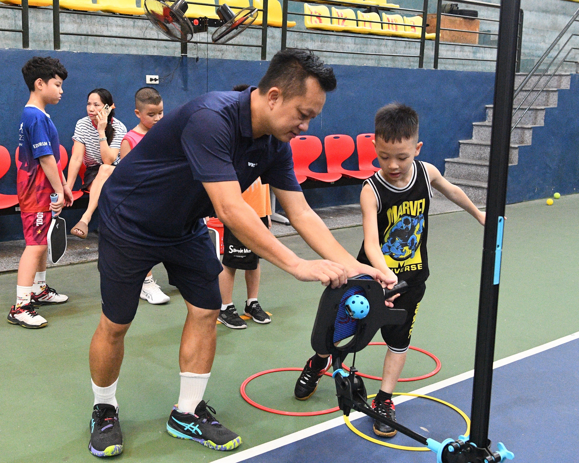 “Khối nghỉ hè” đầm đìa mồ hôi trên sân pickleball: HLV hụt hơi, phụ huynh chi tiền triệu - Ảnh 2.