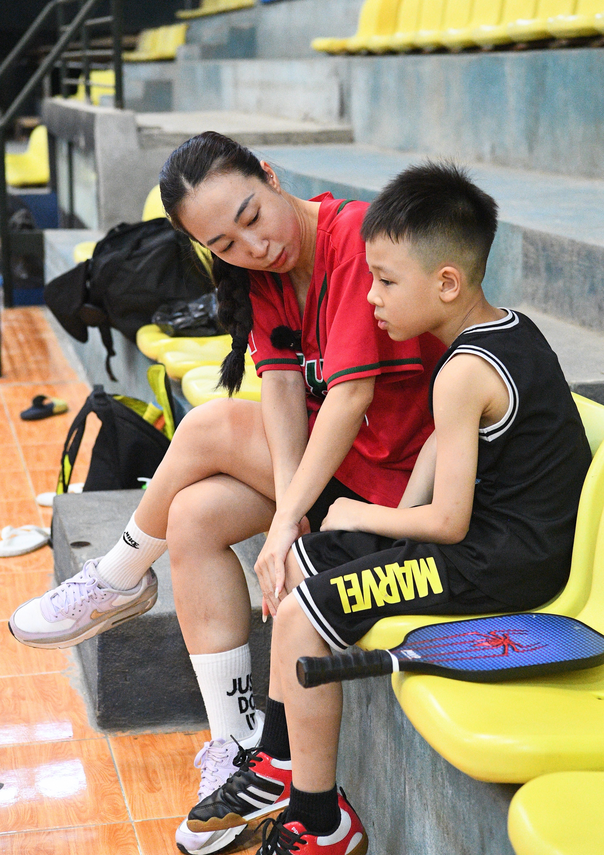 “Khối nghỉ hè” đầm đìa mồ hôi trên sân pickleball: HLV hụt hơi, phụ huynh chi tiền triệu - Ảnh 6.