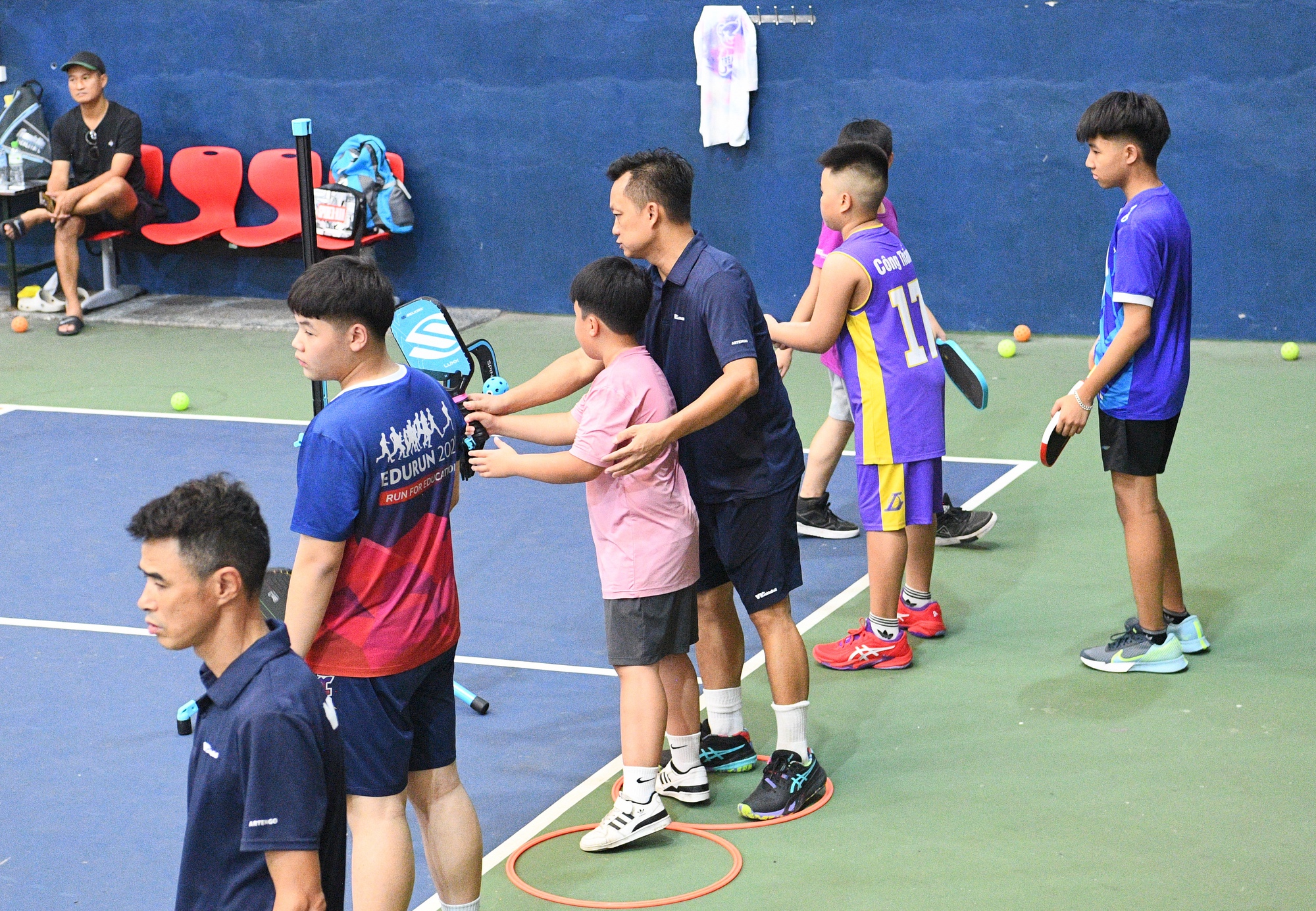“Khối nghỉ hè” đầm đìa mồ hôi trên sân pickleball: HLV hụt hơi, phụ huynh chi tiền triệu - Ảnh 9.