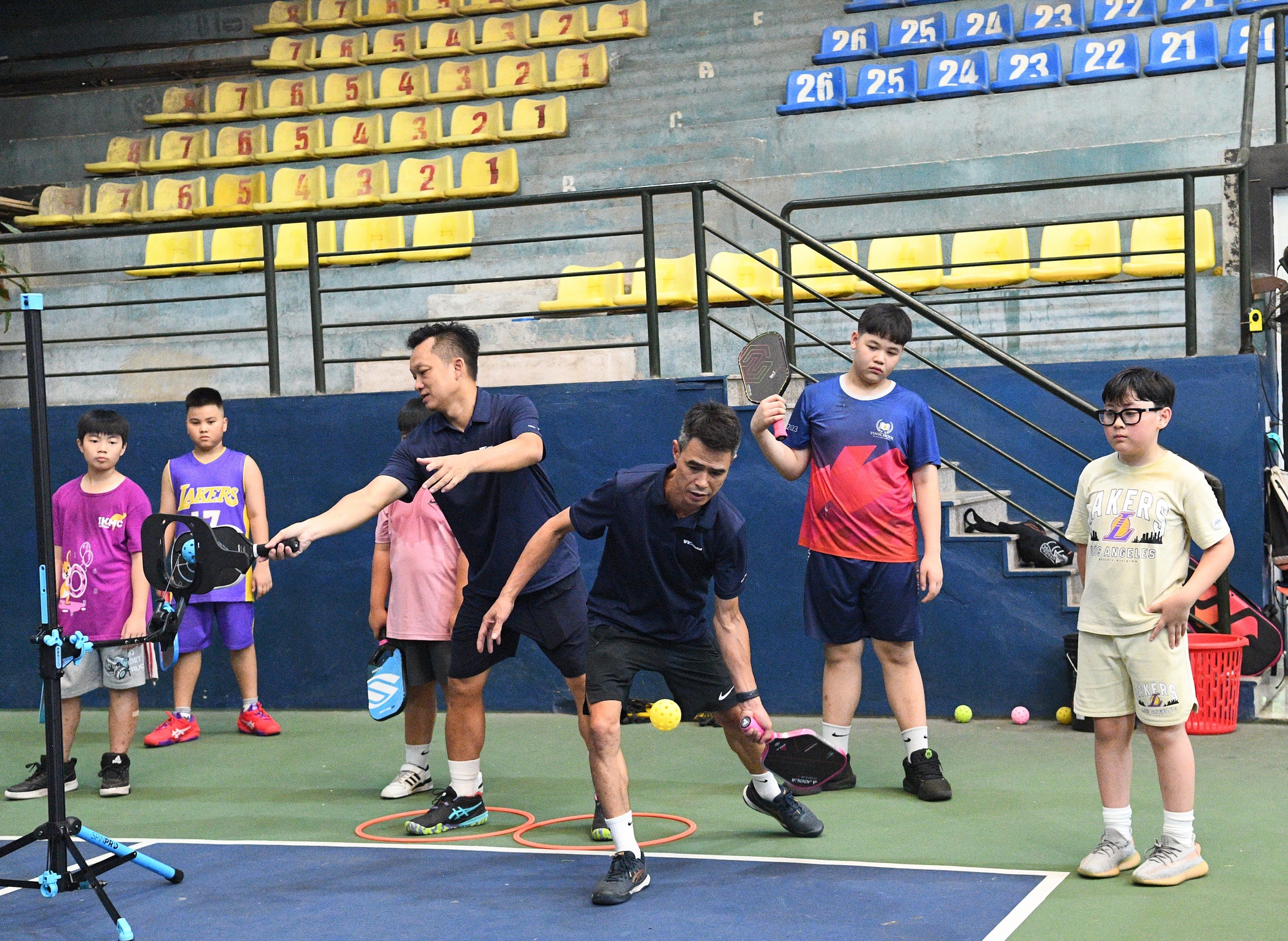 “Khối nghỉ hè” đầm đìa mồ hôi trên sân pickleball: HLV hụt hơi, phụ huynh chi tiền triệu - Ảnh 11.
