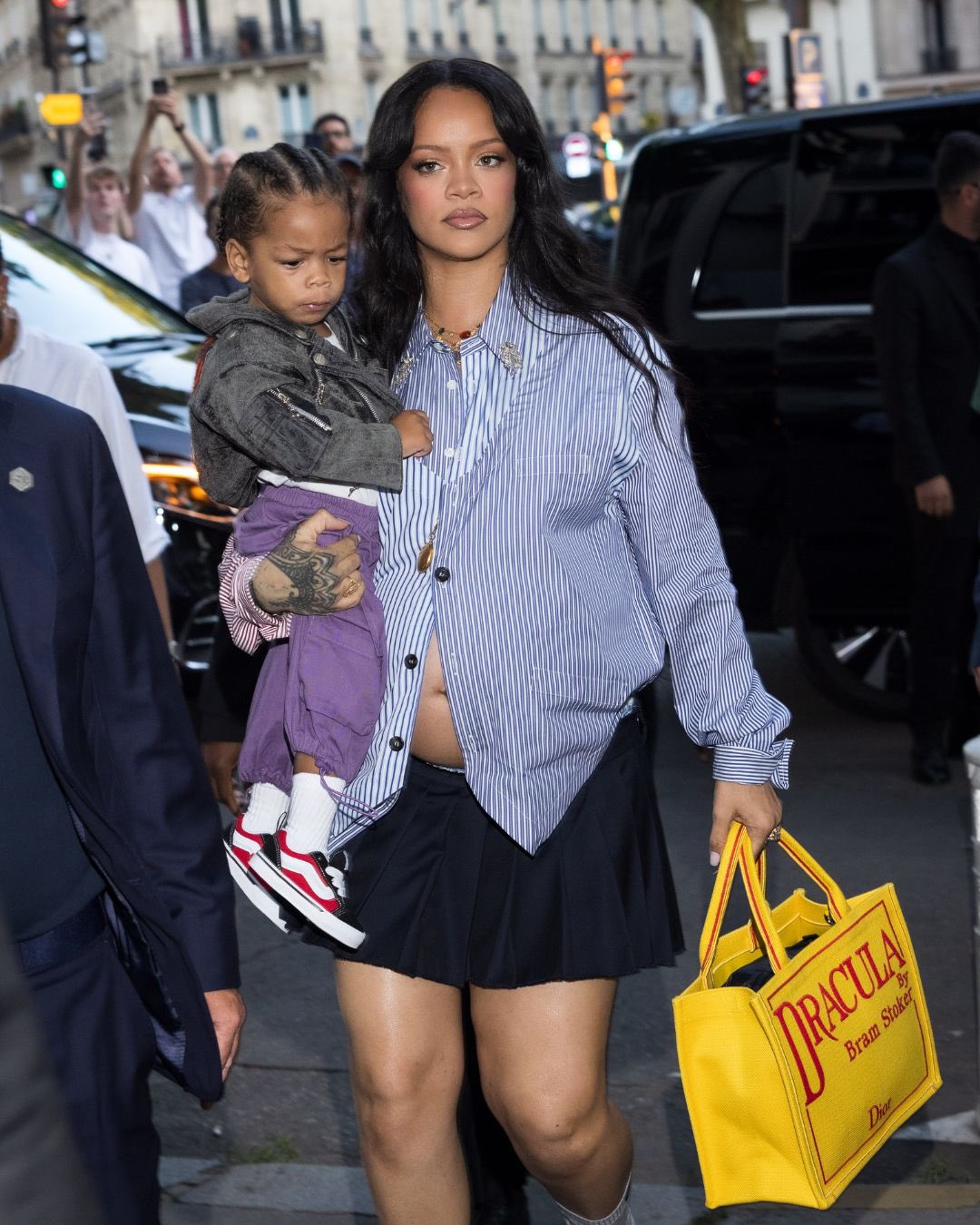 Rihanna cầm túi gây tranh cãi- Ảnh 3. Rihanna cầm túi gây tranh cãi- Ảnh 3.