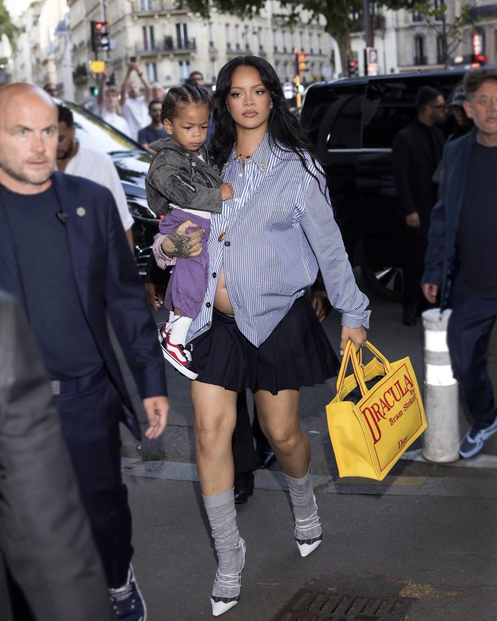 Rihanna cầm túi gây tranh cãi- Ảnh 2. Rihanna cầm túi gây tranh cãi- Ảnh 2.