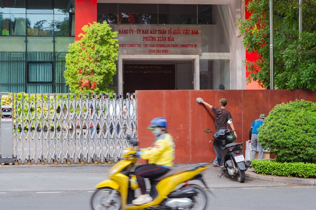 TP.HCM trước giờ sáp nhập: Các trụ sở đồng loạt thay bảng tên hành chính, sẵn sàng cho dấu mốc lịch sử - Ảnh 1. TP.HCM trước giờ sáp nhập: Các trụ sở đồng loạt thay bảng tên hành chính, sẵn sàng cho dấu mốc lịch sử - Ảnh 1.