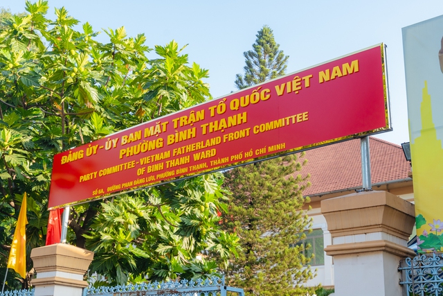 TP.HCM trước giờ sáp nhập: Các trụ sở đồng loạt thay bảng tên hành chính, sẵn sàng cho dấu mốc lịch sử - Ảnh 7. TP.HCM trước giờ sáp nhập: Các trụ sở đồng loạt thay bảng tên hành chính, sẵn sàng cho dấu mốc lịch sử - Ảnh 7.