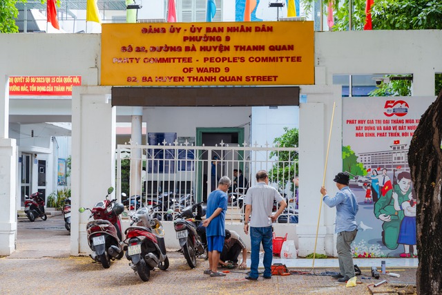 TP.HCM trước giờ sáp nhập: Các trụ sở đồng loạt thay bảng tên hành chính, sẵn sàng cho dấu mốc lịch sử - Ảnh 3. TP.HCM trước giờ sáp nhập: Các trụ sở đồng loạt thay bảng tên hành chính, sẵn sàng cho dấu mốc lịch sử - Ảnh 3.