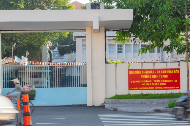 TP.HCM trước giờ sáp nhập: Các trụ sở đồng loạt thay bảng tên hành chính, sẵn sàng cho dấu mốc lịch sử - Ảnh 6. TP.HCM trước giờ sáp nhập: Các trụ sở đồng loạt thay bảng tên hành chính, sẵn sàng cho dấu mốc lịch sử - Ảnh 6.