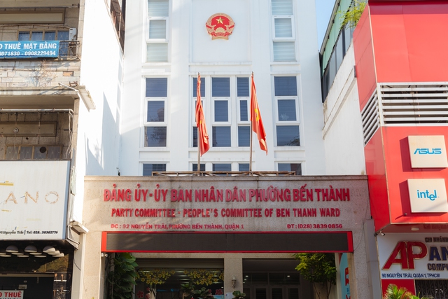 TP.HCM trước giờ sáp nhập: Các trụ sở đồng loạt thay bảng tên hành chính, sẵn sàng cho dấu mốc lịch sử - Ảnh 8. TP.HCM trước giờ sáp nhập: Các trụ sở đồng loạt thay bảng tên hành chính, sẵn sàng cho dấu mốc lịch sử - Ảnh 8.