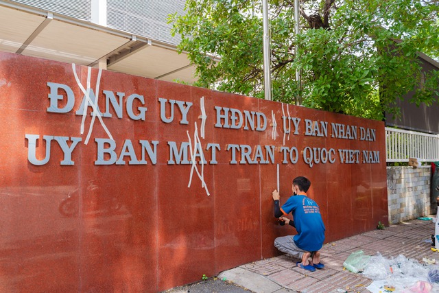 TP.HCM trước giờ sáp nhập: Các trụ sở đồng loạt thay bảng tên hành chính, sẵn sàng cho dấu mốc lịch sử - Ảnh 2. TP.HCM trước giờ sáp nhập: Các trụ sở đồng loạt thay bảng tên hành chính, sẵn sàng cho dấu mốc lịch sử - Ảnh 2.