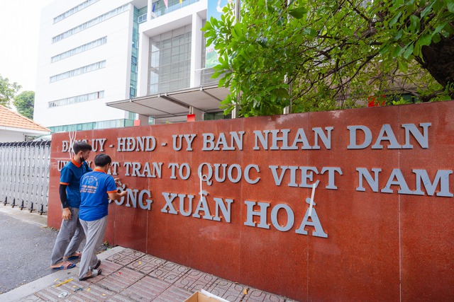 TP.HCM trước giờ sáp nhập: Các trụ sở đồng loạt thay bảng tên hành chính, sẵn sàng cho dấu mốc lịch sử - Ảnh 4. TP.HCM trước giờ sáp nhập: Các trụ sở đồng loạt thay bảng tên hành chính, sẵn sàng cho dấu mốc lịch sử - Ảnh 4.