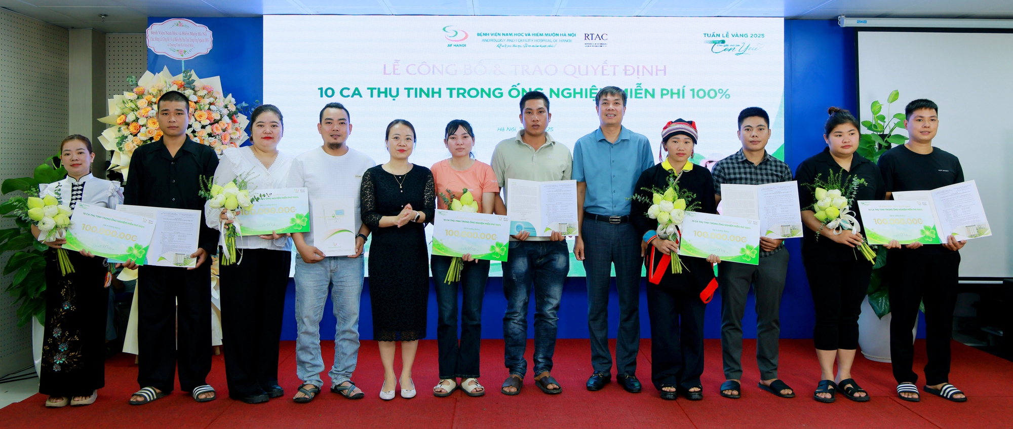 lanh-dao-benh-vien-chup-anh-cung-cac-gia-dinh-nhan-ho-tro-mien-phi-17512836019941185129472-1751284370346-17512843704481795238899-1751298618531-17512986186532114801255.jpg