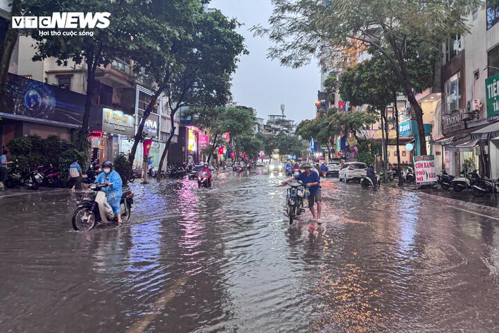 Mưa lớn xối xả đúng giờ tan tầm, người Hà Nội vật vã mãi không về đến nhà - Ảnh 5. Mưa lớn xối xả đúng giờ tan tầm, người Hà Nội vật vã mãi không về đến nhà - Ảnh 5.