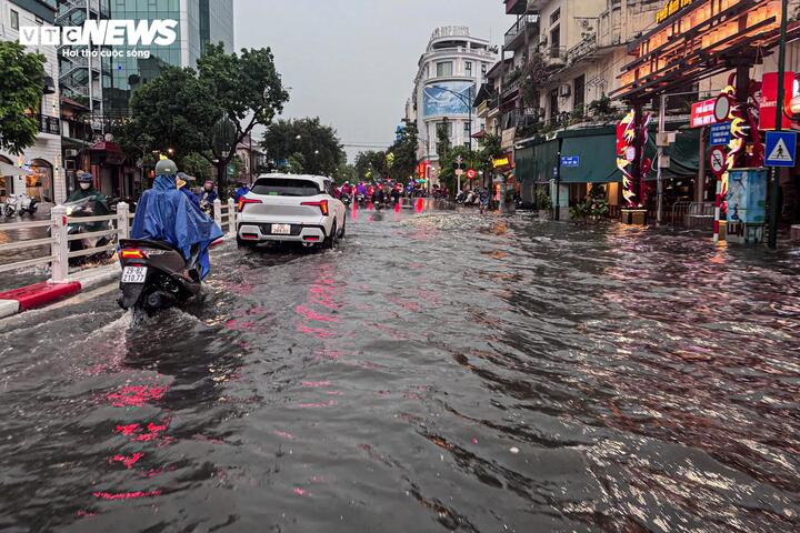 Mưa lớn xối xả đúng giờ tan tầm, người Hà Nội vật vã mãi không về đến nhà - Ảnh 15. Mưa lớn xối xả đúng giờ tan tầm, người Hà Nội vật vã mãi không về đến nhà - Ảnh 15.