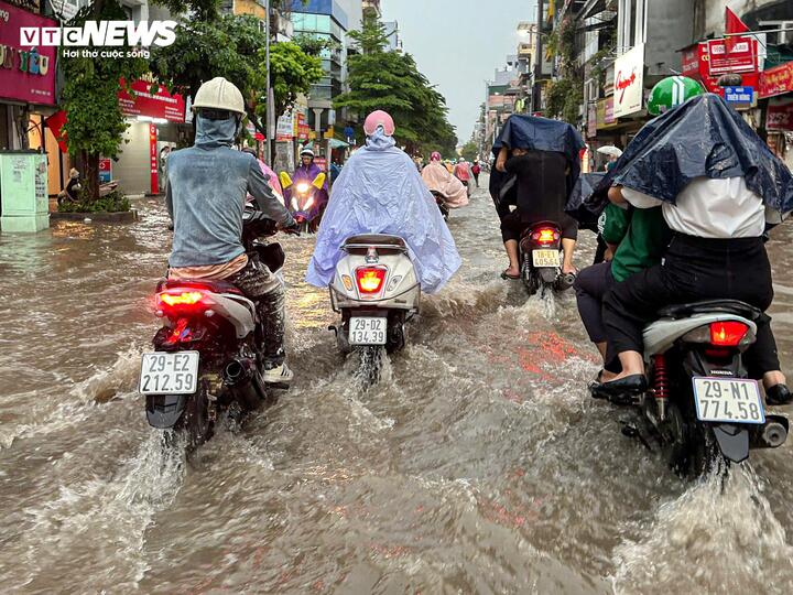 Mưa lớn xối xả đúng giờ tan tầm, người Hà Nội vật vã mãi không về đến nhà - Ảnh 7. Mưa lớn xối xả đúng giờ tan tầm, người Hà Nội vật vã mãi không về đến nhà - Ảnh 7.