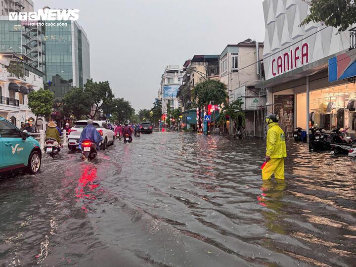 Mưa lớn xối xả đúng giờ tan tầm, người Hà Nội vật vã mãi không về đến nhà - Ảnh 11. Mưa lớn xối xả đúng giờ tan tầm, người Hà Nội vật vã mãi không về đến nhà - Ảnh 11.