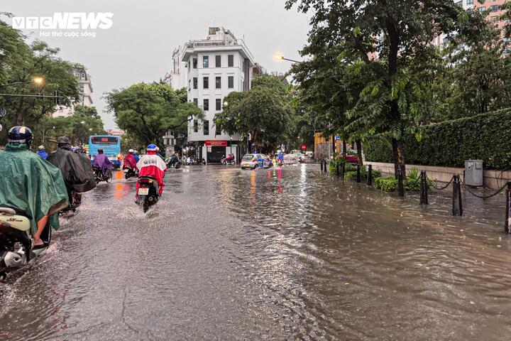 Mưa lớn xối xả đúng giờ tan tầm, người Hà Nội vật vã mãi không về đến nhà - Ảnh 13. Mưa lớn xối xả đúng giờ tan tầm, người Hà Nội vật vã mãi không về đến nhà - Ảnh 13.
