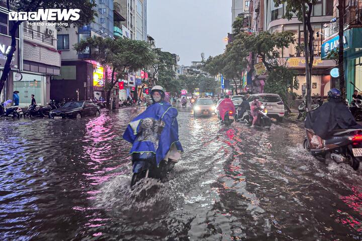 Mưa lớn xối xả đúng giờ tan tầm, người Hà Nội vật vã mãi không về đến nhà - Ảnh 6. Mưa lớn xối xả đúng giờ tan tầm, người Hà Nội vật vã mãi không về đến nhà - Ảnh 6.