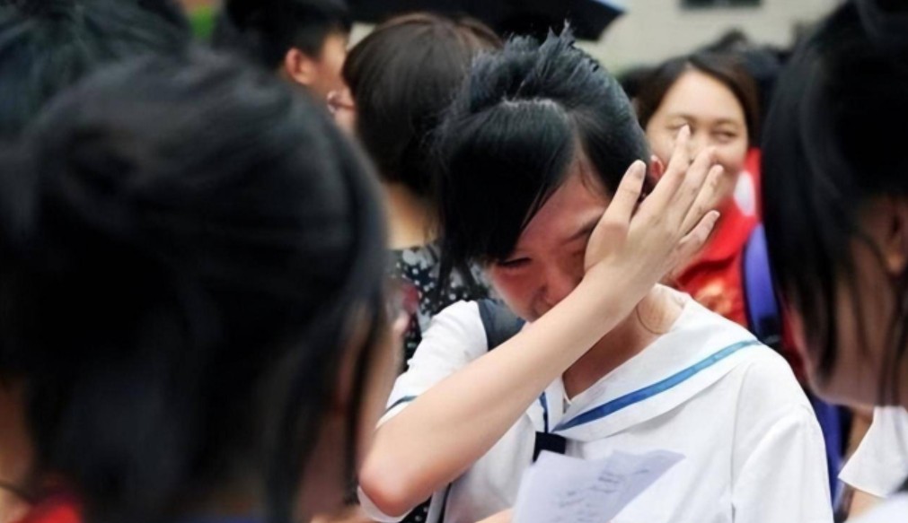 Ai cũng nói “Giỏi thì đề nào cũng làm được”, sĩ tử 2k7 đừng “làm màu” khóc mãi: Bởi họ đâu làm mẹ, phải chứng kiến con ôn thi đến sáng! - Ảnh 1. Ai cũng nói “Giỏi thì đề nào cũng làm được”, sĩ tử 2k7 đừng “làm màu” khóc mãi: Bởi họ đâu làm mẹ, phải chứng kiến con ôn thi đến sáng! - Ảnh 1.