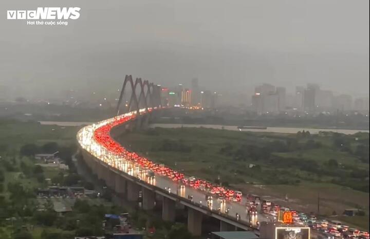 Mưa lớn xối xả đúng giờ tan tầm, người Hà Nội vật vã mãi không về đến nhà - Ảnh 16. Mưa lớn xối xả đúng giờ tan tầm, người Hà Nội vật vã mãi không về đến nhà - Ảnh 16.