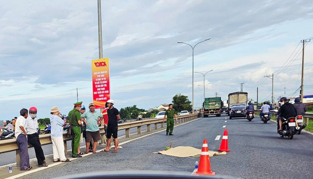 Thông tin mới vụ đâm bạn gái rồi chạy ra đường, bị xe tải tông chết - Ảnh 2. Thông tin mới vụ đâm bạn gái rồi chạy ra đường, bị xe tải tông chết - Ảnh 2.