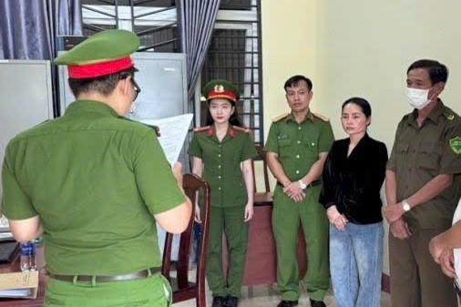 Nữ giám đốc sản xuất hàng ngàn sản phẩm thảo dược giả vừa bị bắt ở Đắk Lắk: Từng "nổ" sẽ tặng 300 căn biệt thự cho đại lý xuất sắc - Ảnh 1. Nữ giám đốc sản xuất hàng ngàn sản phẩm thảo dược giả vừa bị bắt ở Đắk Lắk: Từng "nổ" sẽ tặng 300 căn biệt thự cho đại lý xuất sắc - Ảnh 1.