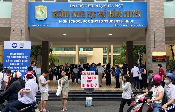 Hơn 5.700 em tranh suất vào lớp 10 THPT chuyên có tỷ lệ 'chọi' cao nhất Hà Nội - Ảnh 1.