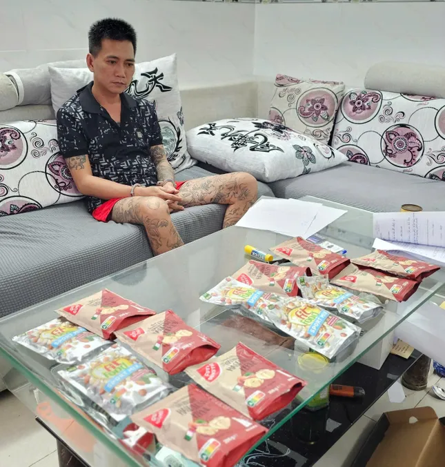 Mua bán hàng nghìn viên thuốc lắc từ nước ngoài dưới vỏ bọc thực phẩm giảm cân - Ảnh 1. Mua bán hàng nghìn viên thuốc lắc từ nước ngoài dưới vỏ bọc thực phẩm giảm cân - Ảnh 1.