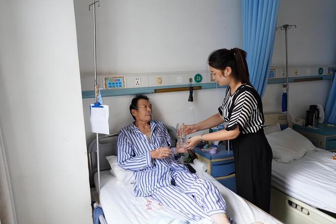 Bố chồng có cuốn sổ ghi đầy bí mật, khi ông bệnh, tôi đi gõ cửa từng nhà trong danh sách nhưng câu trả lời của họ khiến tôi lạnh buốt tim- Ảnh 1. Bố chồng có cuốn sổ ghi đầy bí mật, khi ông bệnh, tôi đi gõ cửa từng nhà trong danh sách nhưng câu trả lời của họ khiến tôi lạnh buốt tim- Ảnh 1.