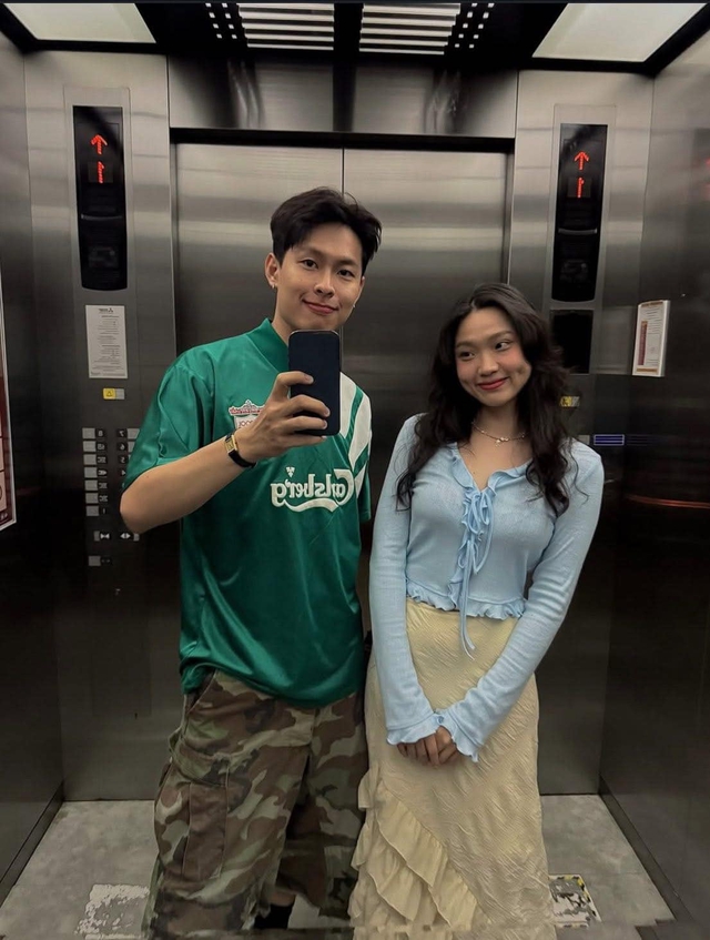 Tóm dính mỹ nam Vbiz và bạn gái ôm ấp giữa phố, thấy camera vẫn có hành động thản nhiên! - Ảnh 3. Tóm dính mỹ nam Vbiz và bạn gái ôm ấp giữa phố, thấy camera vẫn có hành động thản nhiên! - Ảnh 3.