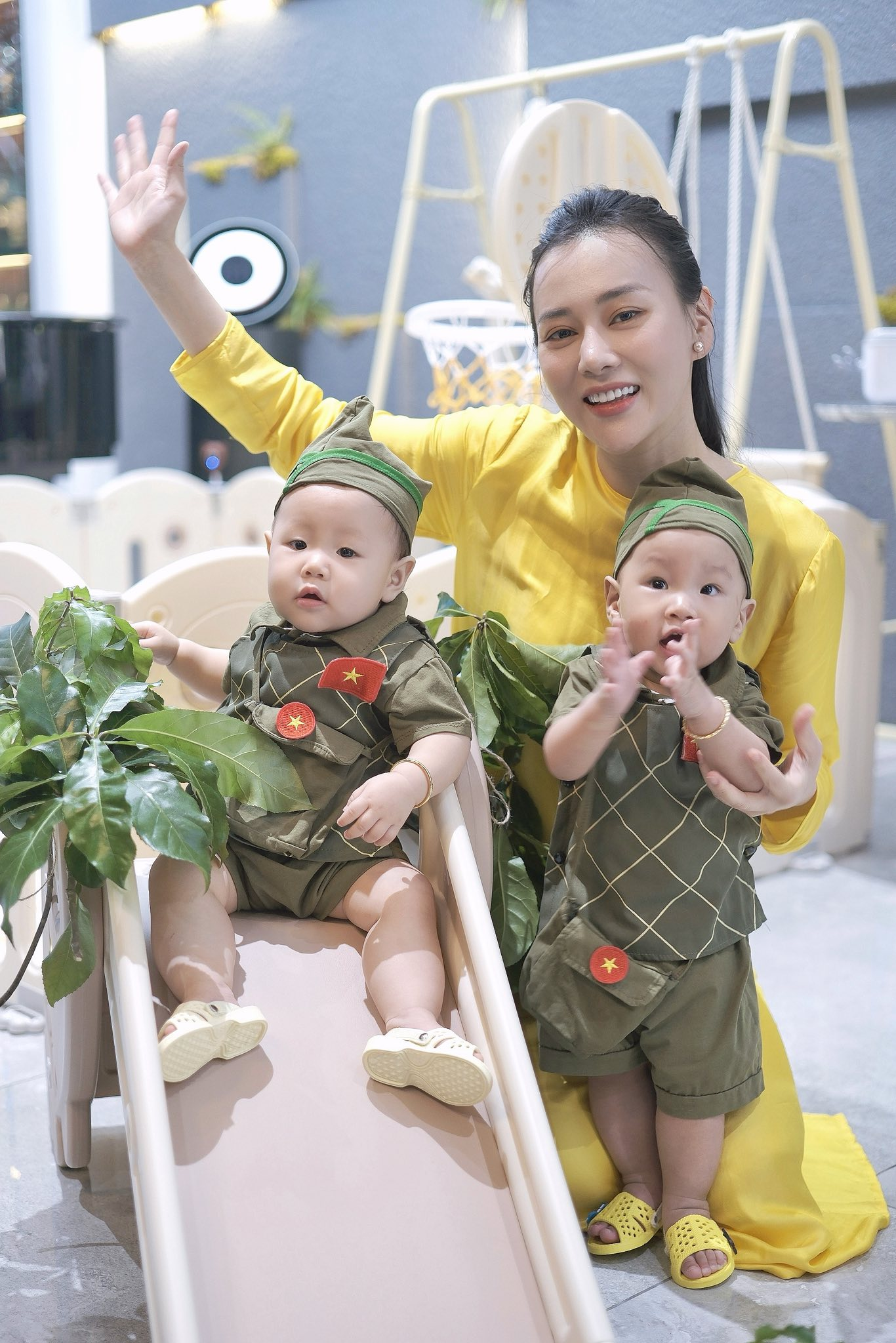 Cặp song sinh nhà Phương Oanh - Shark Binh thích thú với chiếc Cặp song sinh nhà Phương Oanh - Shark Binh thích thú với chiếc