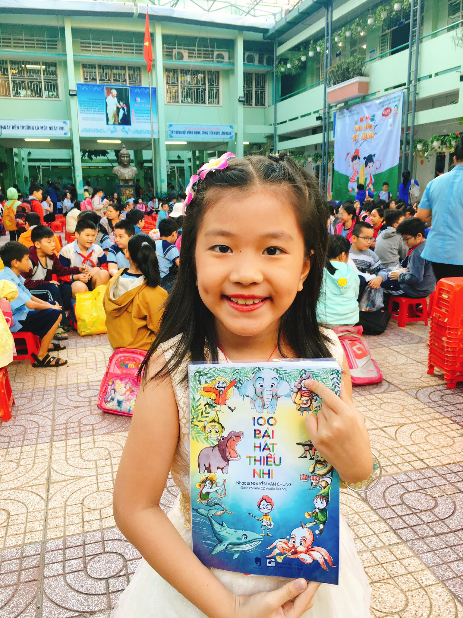 Buồn của nhạc sĩ Nguyễn Văn Chung: Dành cả thanh xuân viết 300 bài hát cho "bình rượu mơ" nhưng cô bé lại hát... nhạc của người khác trong lễ trưởng thành- Ảnh 3. Buồn của nhạc sĩ Nguyễn Văn Chung: Dành cả thanh xuân viết 300 bài hát cho "bình rượu mơ" nhưng cô bé lại hát... nhạc của người khác trong lễ trưởng thành- Ảnh 3.