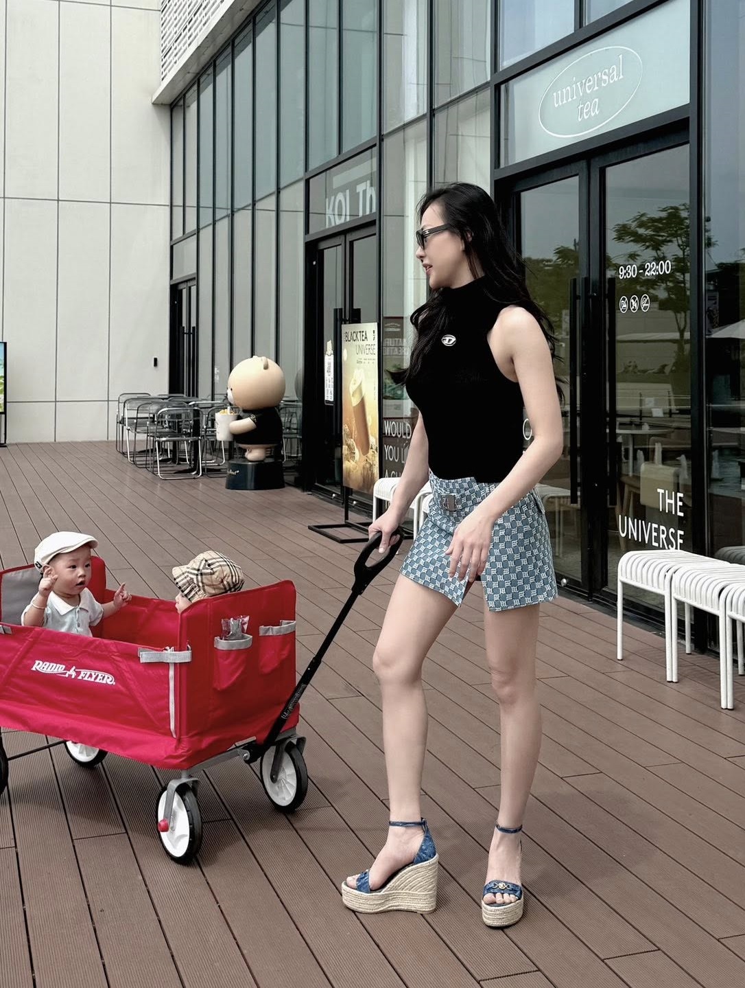 Phương Oanh diện set đồ 50 triệu đưa con đi dạo phố, bất ngờ ở chiêu "hack dáng" cực đỉnh và dễ học theo - Ảnh 2. Phương Oanh diện set đồ 50 triệu đưa con đi dạo phố, bất ngờ ở chiêu "hack dáng" cực đỉnh và dễ học theo - Ảnh 2.