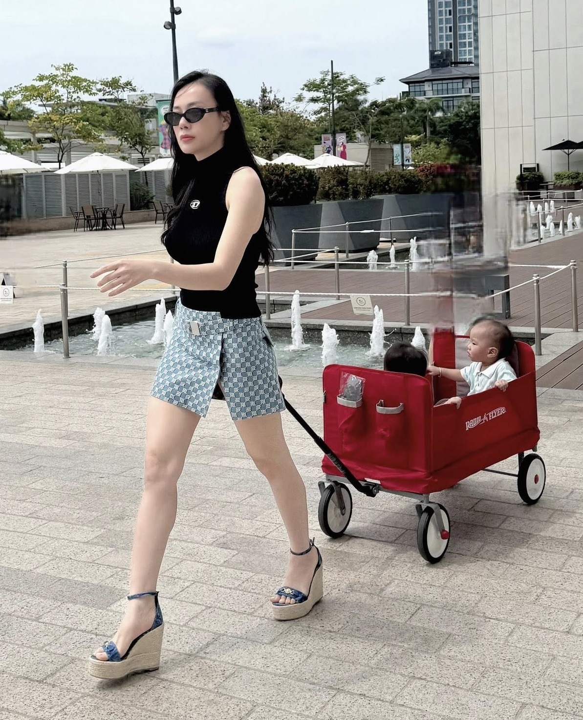 Phương Oanh diện set đồ 50 triệu đưa con đi dạo phố, bất ngờ ở chiêu "hack dáng" cực đỉnh và dễ học theo - Ảnh 1. Phương Oanh diện set đồ 50 triệu đưa con đi dạo phố, bất ngờ ở chiêu "hack dáng" cực đỉnh và dễ học theo - Ảnh 1.