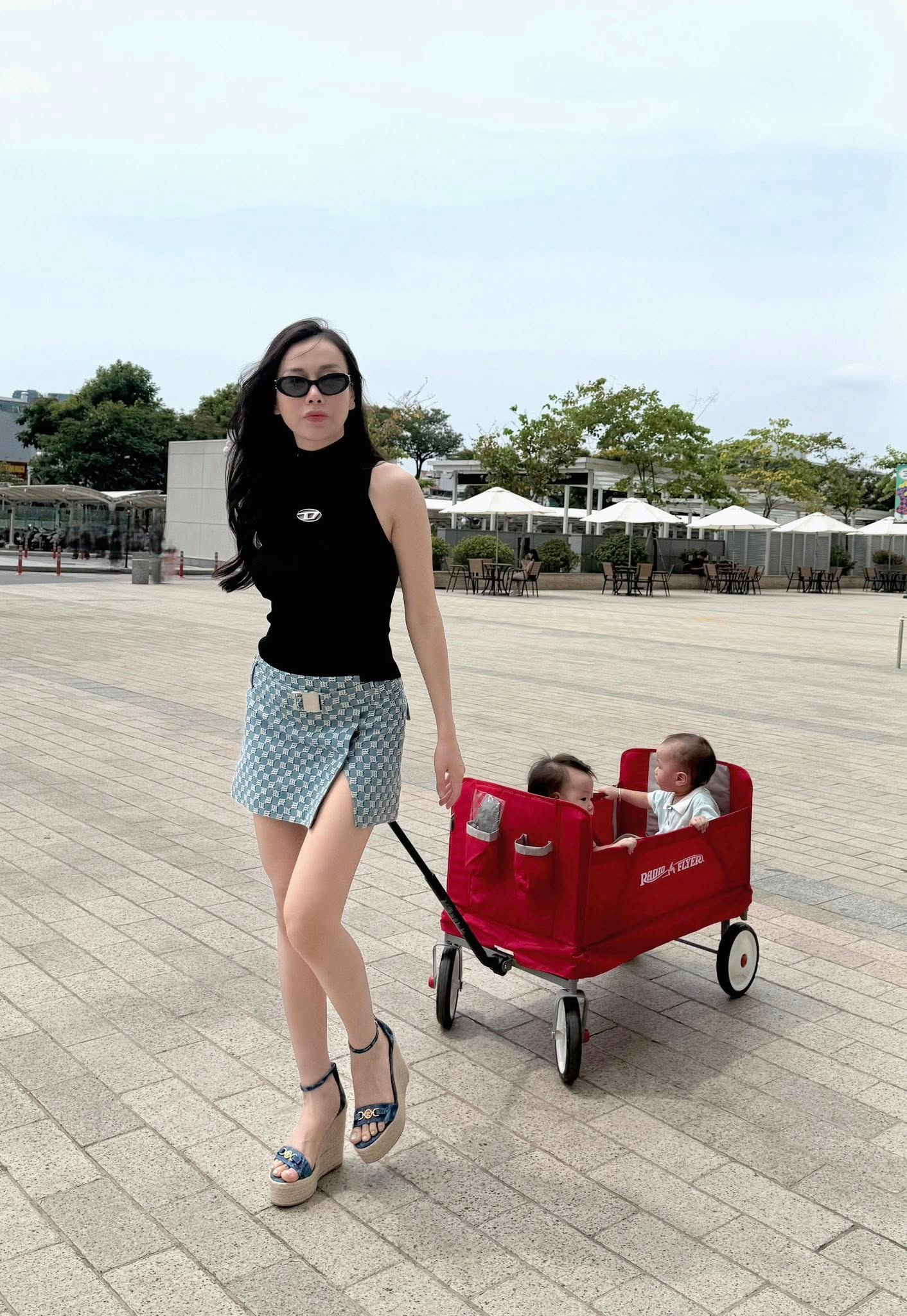 Cặp song sinh nhà Phương Oanh - Shark Binh thích thú với chiếc Cặp song sinh nhà Phương Oanh - Shark Binh thích thú với chiếc