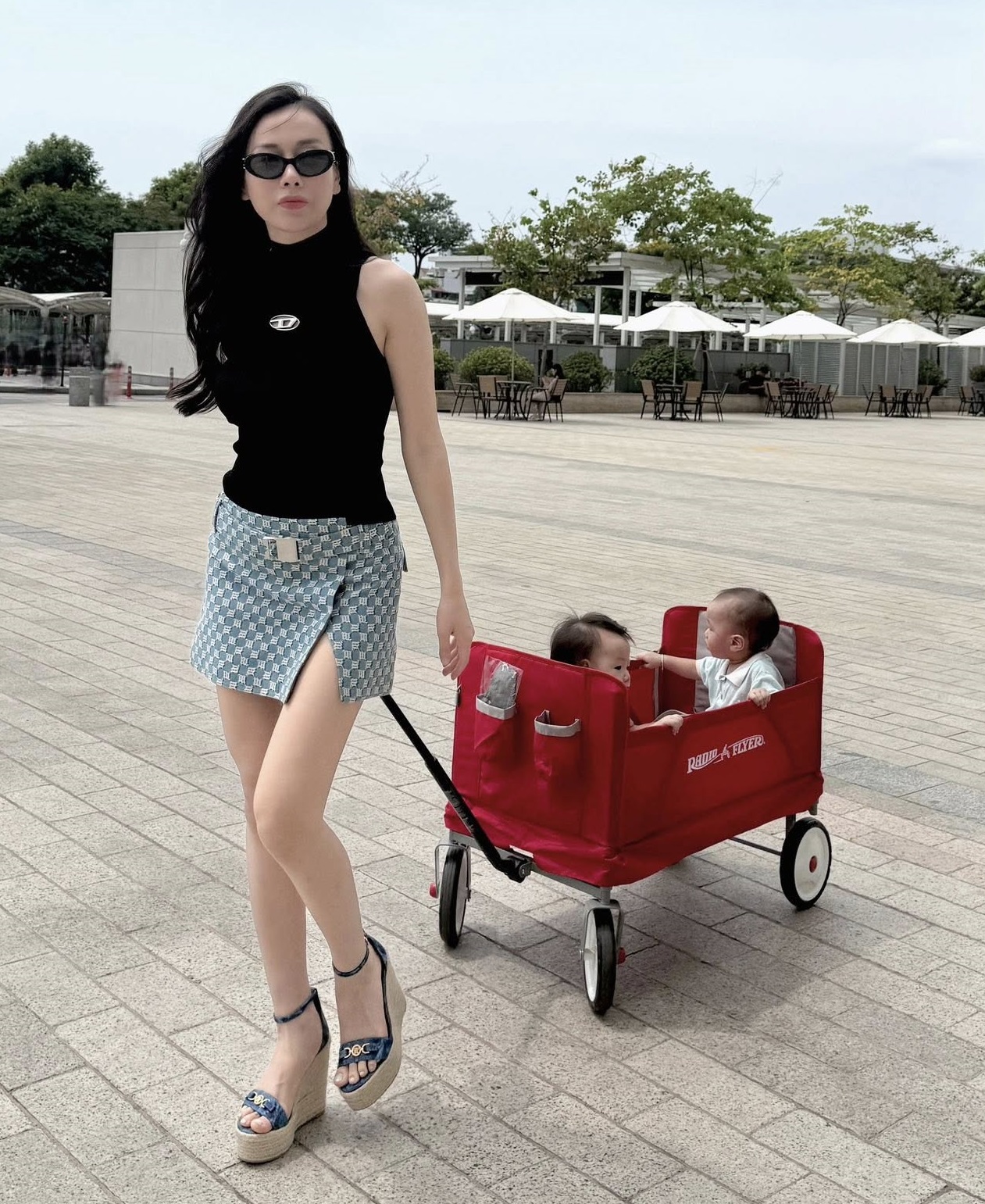 Phương Oanh diện set đồ 50 triệu đưa con đi dạo phố, bất ngờ ở chiêu "hack dáng" cực đỉnh và dễ học theo - Ảnh 4. Phương Oanh diện set đồ 50 triệu đưa con đi dạo phố, bất ngờ ở chiêu "hack dáng" cực đỉnh và dễ học theo - Ảnh 4.