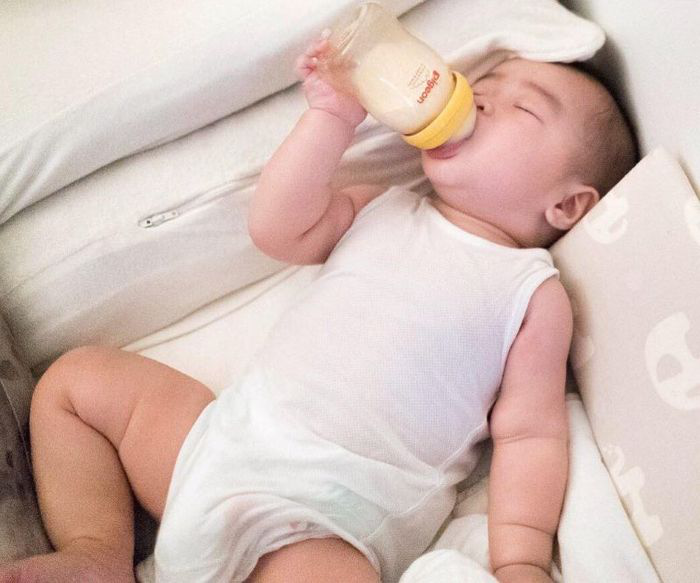 Nuôi 2 con nhỏ đều lười uống sữa, sau hàng trăm lần thất bại, mẹ bỉm này đã tìm ra biện pháp khiến con hợp tác hơn- Ảnh 1. Nuôi 2 con nhỏ đều lười uống sữa, sau hàng trăm lần thất bại, mẹ bỉm này đã tìm ra biện pháp khiến con hợp tác hơn- Ảnh 1.