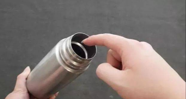 "Bí mật đen tối" của bình giữ nhiệt, nhiều người không biết vô tư dùng, chẳng trách bệnh từ miệng vào - Ảnh 2. "Bí mật đen tối" của bình giữ nhiệt, nhiều người không biết vô tư dùng, chẳng trách bệnh từ miệng vào - Ảnh 2.