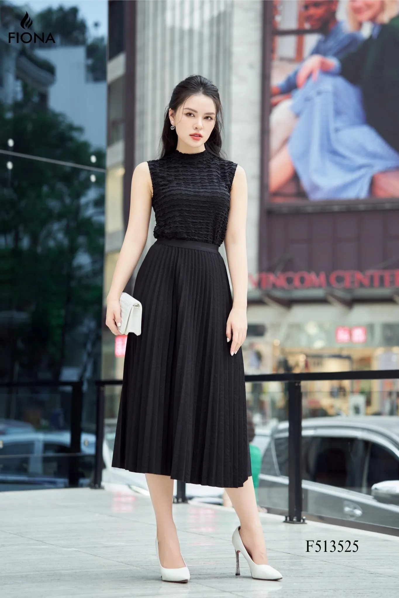 Phương Oanh diện set đồ 50 triệu đưa con đi dạo phố, bất ngờ ở chiêu "hack dáng" cực đỉnh và dễ học theo - Ảnh 7. Phương Oanh diện set đồ 50 triệu đưa con đi dạo phố, bất ngờ ở chiêu "hack dáng" cực đỉnh và dễ học theo - Ảnh 7.