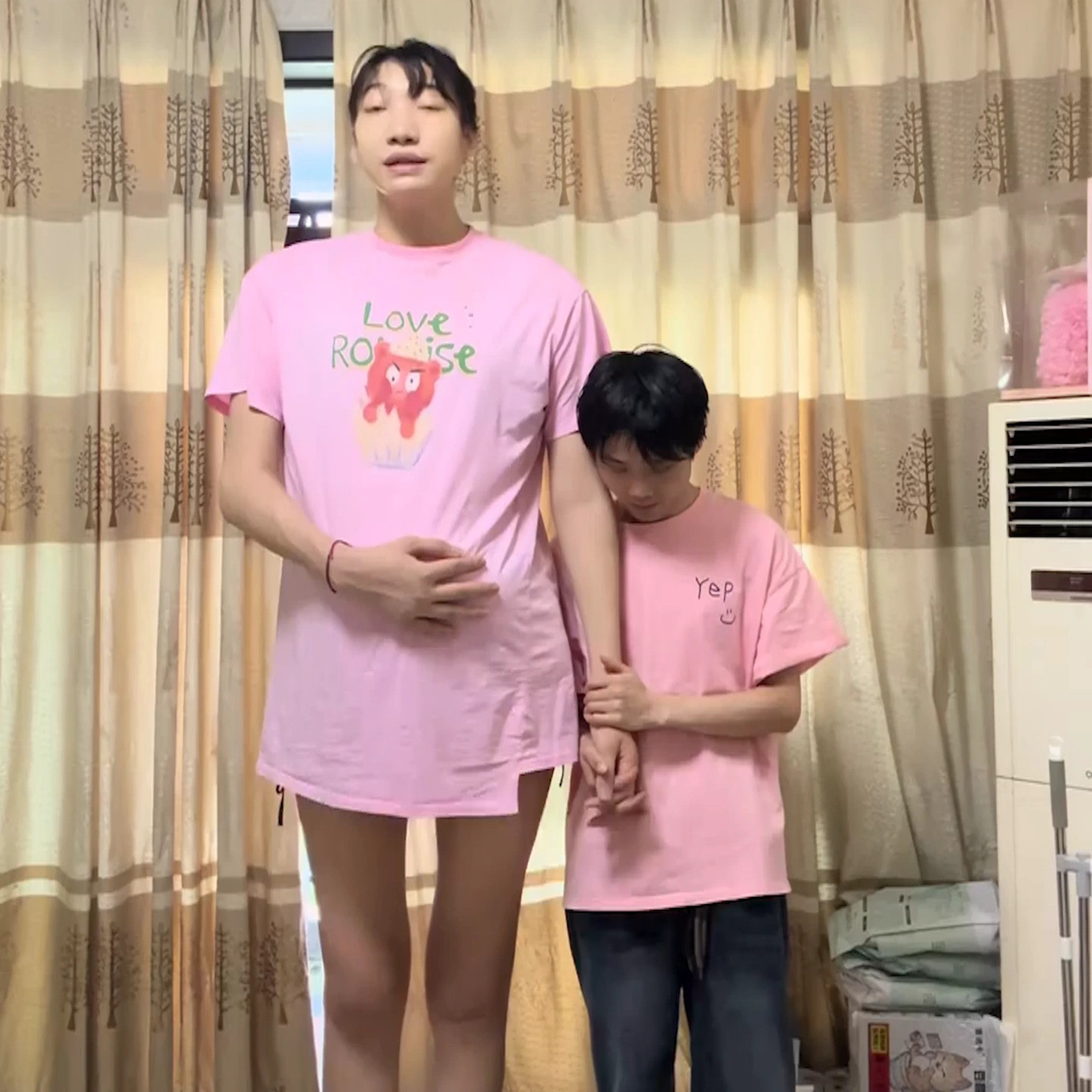 Chàng trai "tí hon" yêu say đắm cô gái "khổng lồ" cao 2m2, biết lý do ai cũng bất ngờ- Ảnh 2. Chàng trai "tí hon" yêu say đắm cô gái "khổng lồ" cao 2m2, biết lý do ai cũng bất ngờ- Ảnh 2.