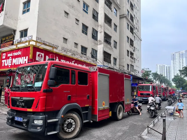 Cháy chung cư ở Hà Nội, khói đen cuồn cuộn bốc ra từ tầng 14 - Ảnh 2. Cháy chung cư ở Hà Nội, khói đen cuồn cuộn bốc ra từ tầng 14 - Ảnh 2.